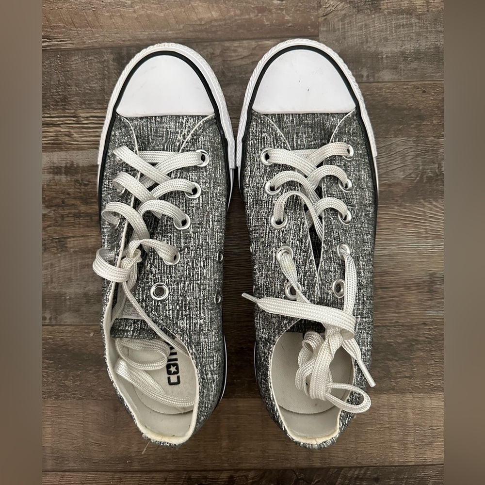 Like NEW! Sparkly Converse Low Tops - Size 6